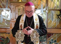 ▲	Biskup Szymon Stułkowski modlił się wraz z siostrami klaryskami kapucynkami w ich przasnyskiej kaplicy.