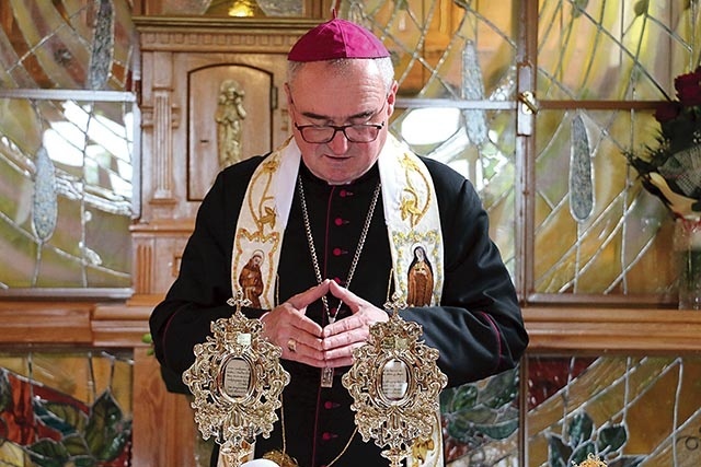 ▲	Biskup Szymon Stułkowski modlił się wraz z siostrami klaryskami kapucynkami w ich przasnyskiej kaplicy.