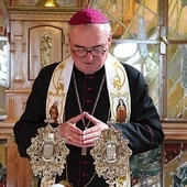 ▲	Biskup Szymon Stułkowski modlił się wraz z siostrami klaryskami kapucynkami w ich przasnyskiej kaplicy.