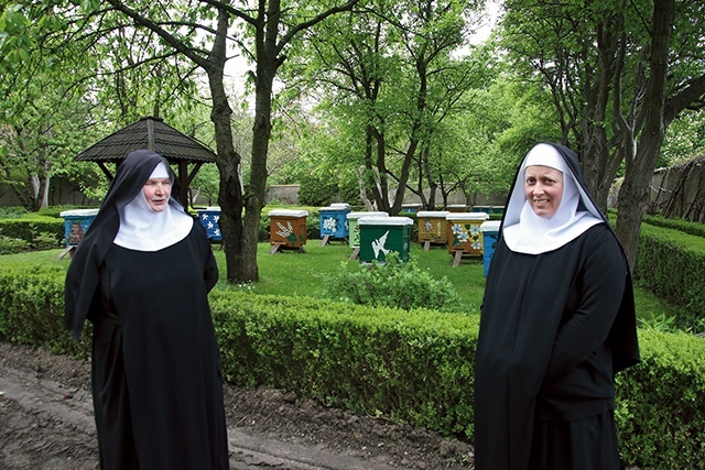 ▲	− Pszczoły uczą nas, że każda drobinka się liczy, bo jeden owad żyje tylko 30 dni i potrafi wyprodukować zaledwie łyżeczkę miodu. Każda z nich jest jednak potrzebna − przypominają gospodynie tego miejsca.