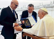 Rektor Sławomir Bukowski i ks. Grzegorz Zieliński wręczyli medal i obraz wykonany na Wydziale Sztuki UTH.