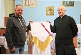 Ks. Sławomir Płusa i Jakub Popiel w kaplicy ośrodka  przy ul. Głównej 16.