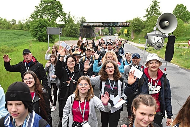 Pątnicy pokonali ok. 30 km. Na zdjęciu jedna z trzech grup.