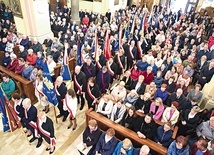 W świątyni zgromadziło się kilkaset osób.