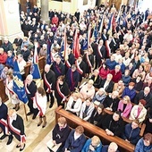 W świątyni zgromadziło się kilkaset osób.