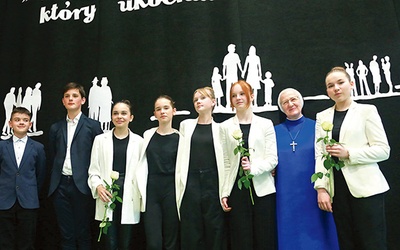 W części muzycznej w kategorii klas IV−VIII pierwsze miejsce zajęła Izabela Trela z Ciężkowic oraz zespół muzyczny z SP nr 1 w Dąbrowie Tarnowskiej (na zdjęciu).