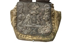 XVIII-wieczna bursa haftowana srebrną nicią, z herbem Leliwa.