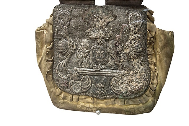 XVIII-wieczna bursa haftowana srebrną nicią, z herbem Leliwa.