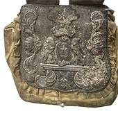 XVIII-wieczna bursa haftowana srebrną nicią, z herbem Leliwa.