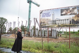 Już za pół roku w ukrytych za szerokim frontonem kaplicach będzie można odprawiać Msze św. i prowadzić duszpasterstwo. 