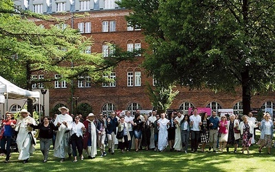 Wydarzenie rozpocznie się o 10.45 od wspólnego odtańczenia poloneza na placu przy klasztorze.