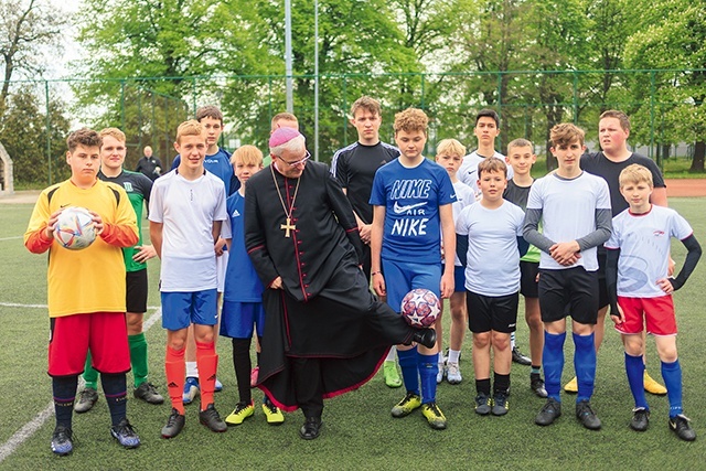 Turniej otworzył bp Marek Mendyk.