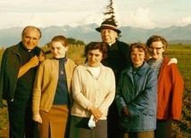 Bachledówka, 1973 r. Od lewej: ks. Zdzisław Peszkowski, Alicja Balcerzak, Krystyna Szajer, kard. Stefan Wyszyński, Regina Mulko i Stanisława Nowicka, która od 72 lat jest „ósemką”.