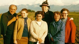 Bachledówka, 1973 r. Od lewej: ks. Zdzisław Peszkowski, Alicja Balcerzak, Krystyna Szajer, kard. Stefan Wyszyński, Regina Mulko i Stanisława Nowicka, która od 72 lat jest „ósemką”.