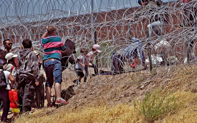Migranci próbujący przekroczyć granicę z USA w meksykańskiej miejscowości Ciudad Juarez (11 maja 2023 r.).