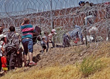 Migranci próbujący przekroczyć granicę z USA w meksykańskiej miejscowości Ciudad Juarez (11 maja 2023 r.).