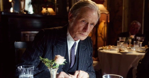 Wspaniałą, godną Oscara kreację Rodneya Williamsa w „Living” stworzył Bill Nighy.