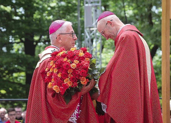 ▲	W ramach podziękowania abp Galbas wręczył odchodzącemu na emeryturę abp. Skworcowi bukiet złożony z 75 róż.