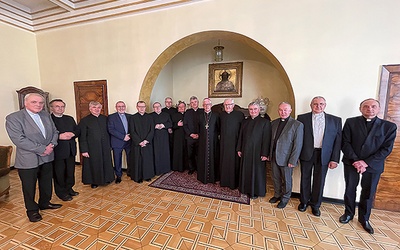▲	Duchowni obecni na spotkaniu z arcybiskupem.