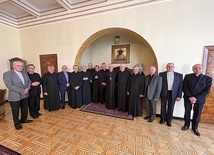 ▲	Duchowni obecni na spotkaniu z arcybiskupem.
