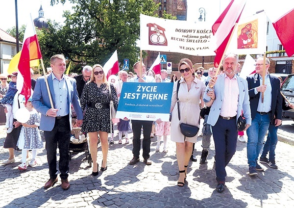 W wydarzeniu uczestniczyli m.in. przedstawiciele różnych ruchów i organizacji katolickich, harcerze i reprezentacje wielu parafii.