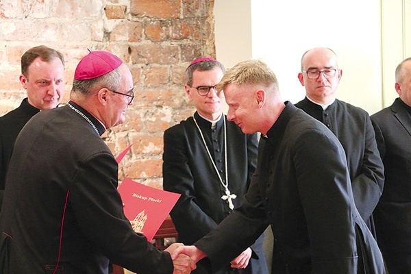 Biskup Szymon wręczył dokumenty.