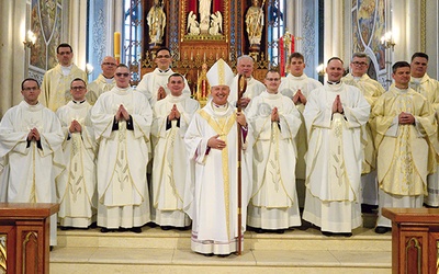 Neoprezbiterzy z ordynariuszem oraz członkami zarządu Wyższego Seminarium Duchownego w Radomiu.