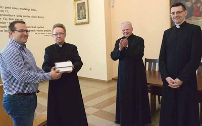 Razem z gratulacjami zwycięzca otrzymał w prezencie publikacje, które pomogą mu w dalszym poznawaniu Biblii.