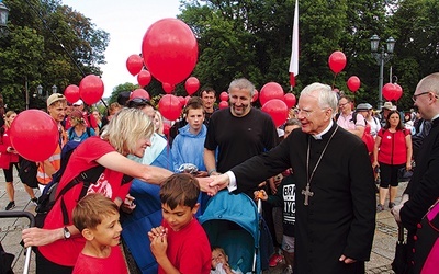 ▲	Do udziału w wędrówce zachęca abp Marek Jędraszewski, który tradycyjnie ma pożegnać pątników wychodzących z Krakowa, a później powitać ich na jasnogórskich wałach. 