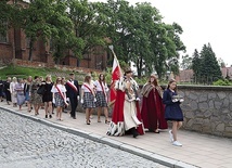 Po liturgii zebrani przeszli do budynku szkolnego.