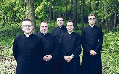 Nowi prezbiterzy diecezji świdnickiej: (od lewej): ks. Adrian Pliszka, ks. Jakub Zajadły, ks. Wojciech Wiewióra, ks. Mariusz Pastuszyński, ks. Patryk Kruk.