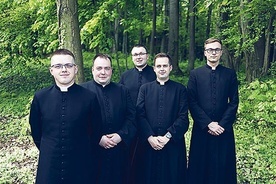 Nowi prezbiterzy diecezji świdnickiej: (od lewej): ks. Adrian Pliszka, ks. Jakub Zajadły, ks. Wojciech Wiewióra, ks. Mariusz Pastuszyński, ks. Patryk Kruk.