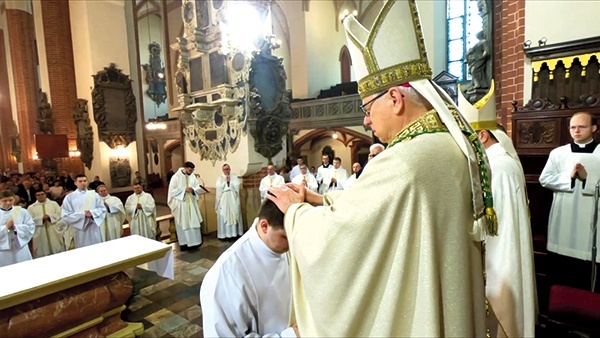 ►	Nałożenie rąk  to gest znany jeszcze z Dziejów Apostolskich.