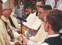 ▲	Obrzęd kończy się przekazaniem pateny z chlebem oraz kielicha z winem i wodą, a także udzieleniem pocałunku pokoju.