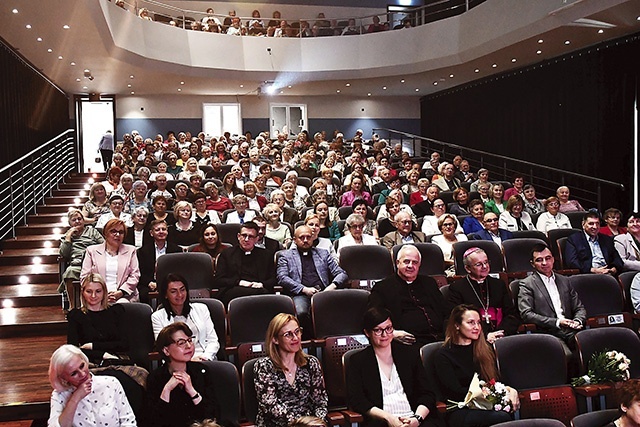 ▲	Uroczysta jubileuszowa gala odbyła się 26 maja w teatrze. A w kolejnych dniach były bal i Msza św.