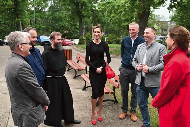 ▲	Część Franciszkańskiej Fraternii „Effatha” w rozmowie z aktorem Dariuszem Kowalskim (pierwszy z lewej).