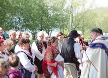 Podczas Eucharystii przy kapliczce.