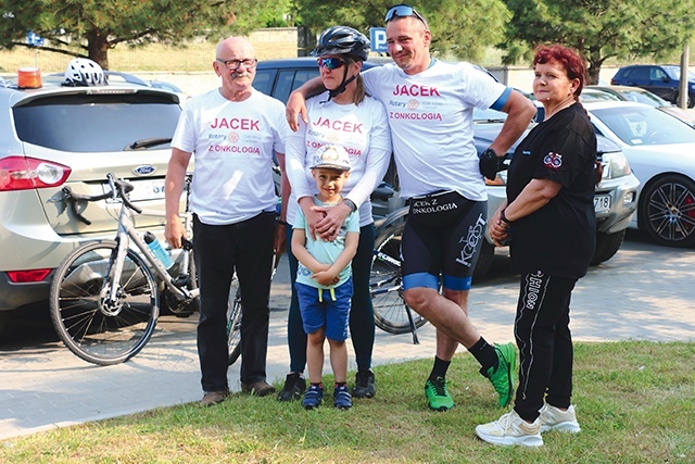 Rowerzysta, ruszając w trasę, zawsze może liczyć na wsparcie najbliższej rodziny.