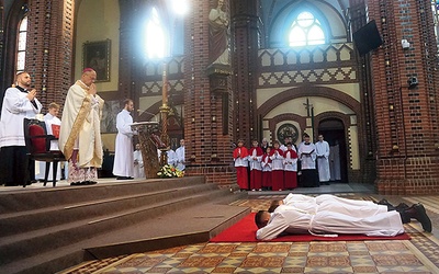 Kandydaci do święceń podczas litanii błagalnej leżą krzyżem. 