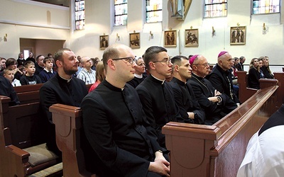 W modlitwie uczestniczyli biskupi S. Oder i A. Iwanecki oraz diakoni, którzy następnego dnia przyjęli święcenia. 