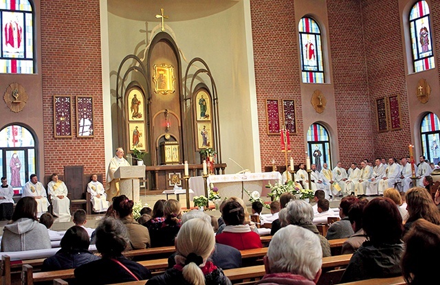 Celebracja odbyła się  w sanktuarium Matki Bożej Dobrej Drogi w Gliwicach.