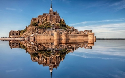 Opactwo Mont-Saint-Michel reaktywowano w 1966 roku, a niemal pół wieku temu trafiło na światową listę UNESCO.