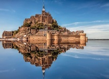 Opactwo Mont-Saint-Michel reaktywowano w 1966 roku, a niemal pół wieku temu trafiło na światową listę UNESCO.