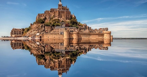 Opactwo Mont-Saint-Michel reaktywowano w 1966 roku, a niemal pół wieku temu trafiło na światową listę UNESCO.