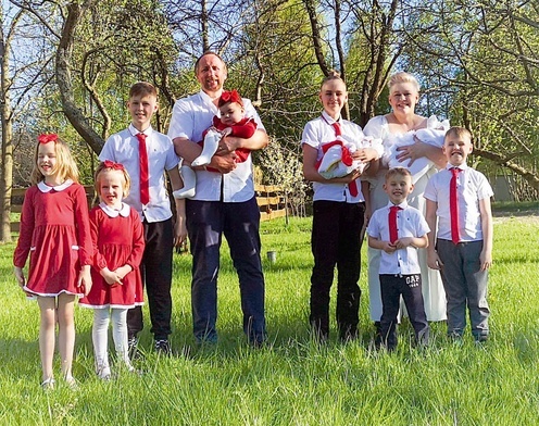 Rodzina Dominiki i Vince’a liczy trzynaście osób. Niedługo, gdy Charlie przyjedzie ze szpitala do domu, będą w komplecie. Ich życie to obecnie ciągłe podróże do szpitala w Krakowie i opieka nad niemowlętami.