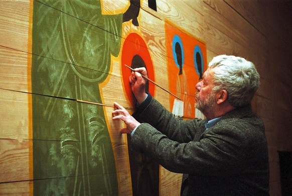 Jerzy Nowosielski podczas malowania wnętrza cerkwi w Krakowie  (2001 rok).