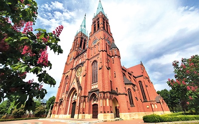 ▲	Najwyższe wieże kościelne Górnego Śląska mają 95 m. Na jedną z nich można wejść.