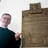 ▲	Bratanek, ks. Andrzej Pacholik SDS, przy tablicy upamiętniającej jego wujka.