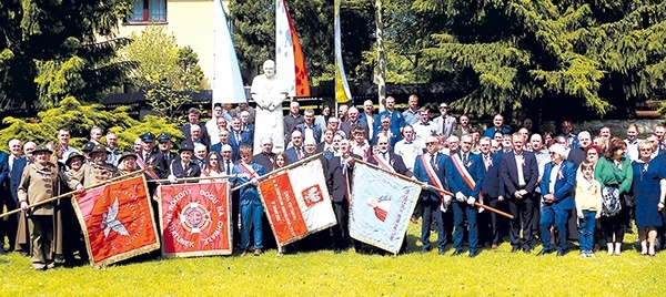 ▲	Uczestnicy jubileuszowego spotkania pod dobrkowskim pomnikiem Jana Pawła II.