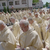 Po Mszy św. w bazylice kapłani modlili się przed kaplicą ostrobramską, jedyną w Polsce wierną repliką tej z Wilna.